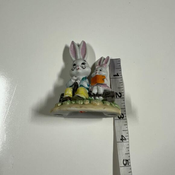 Vintage Lefton Bunny Rabbit Grandpa Girl Reading on Log Excellent Condition - Picture 5 of 5